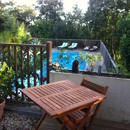 Domaine Des Deux Cèdres Couette-café 3*